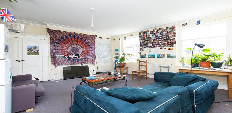 			GOOD FOR 4 SHARERS!, 3 Bedroom, 1 bath, 1 reception Flat			 York Way, CALEDONIAN ROAD